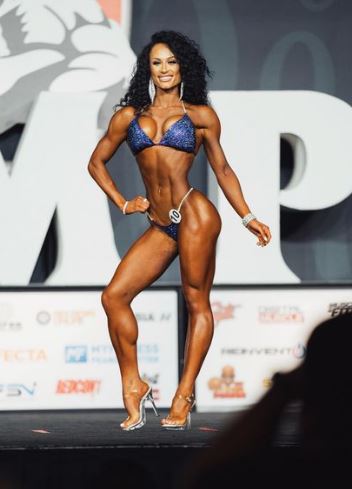 Musa fitness Jennifer Dorie possui vasto currículo no fisiculturismo