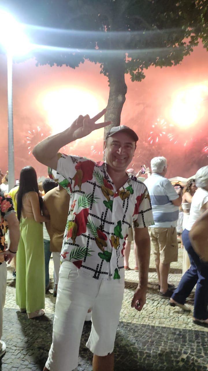 Ator brasileiro Roy Aaron passa a virada do ano na praia de Copacabana, no Rio de janeiro