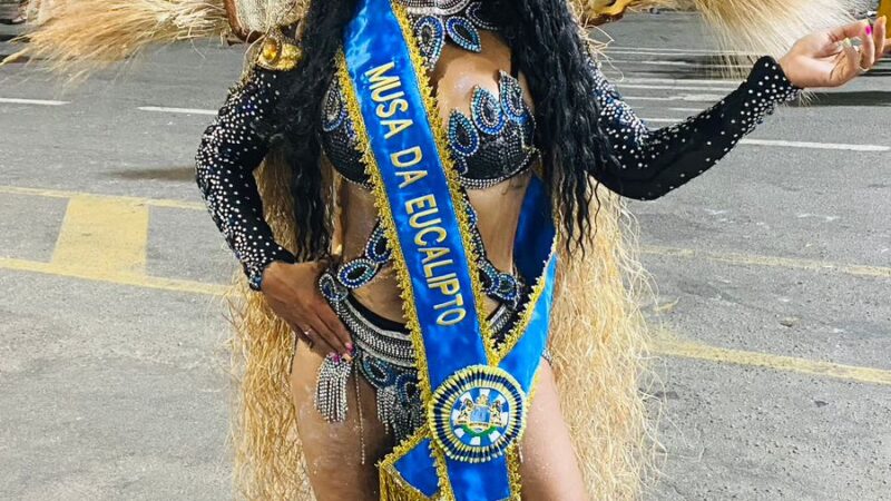 No carnaval de Vitória/ES, Babi Marangoni dá show como musa da Independente de Eucalipto