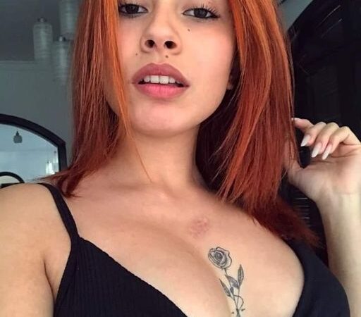 Filha de ex-policial militar segue exemplo de sua mãe e vem se destacando no OnlyFans