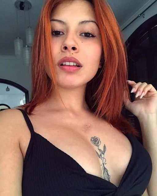 Filha de ex-policial militar segue exemplo de sua mãe e vem se destacando no OnlyFans