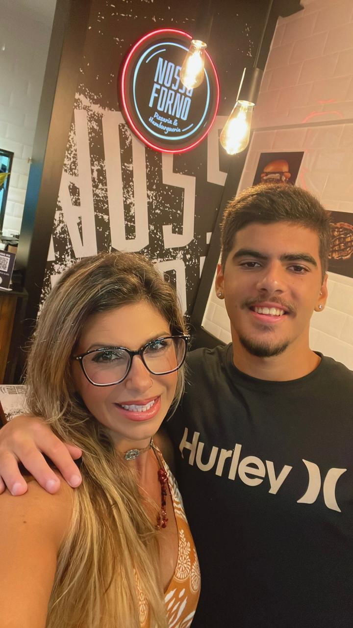 Fernandinha Curi comemora aniversário de seu filho na pizzaria Nosso Forno