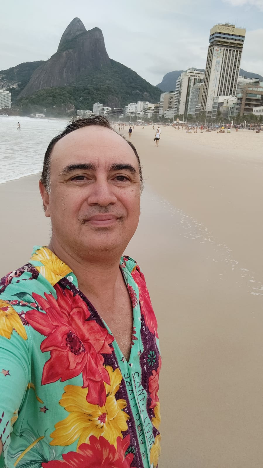 Ator carioca Roy Aaron curte feriado santo no Leblon e comemora Páscoa junto de familiares