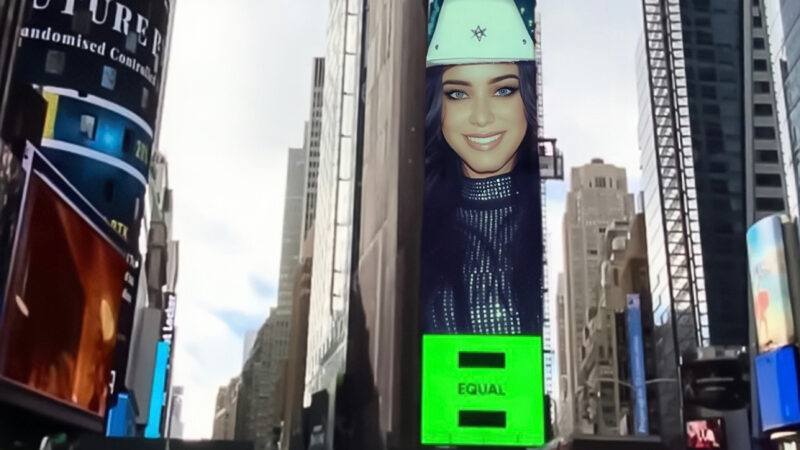 Fernanda Vegas aparece em anúncio no telão da Times Square, em Nova York