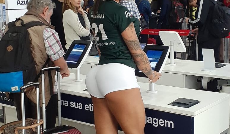 Após classificação na Libertadores, Gata do Palmeiras aparece em aeroporto usando micro short