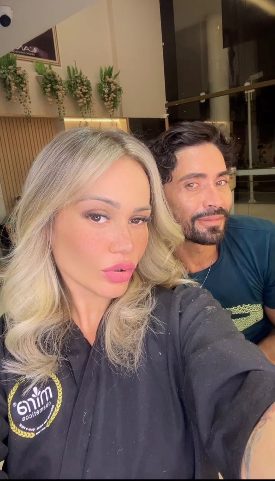 Modelo Cacau Gucci divulga novo visual e fica ainda mais loira