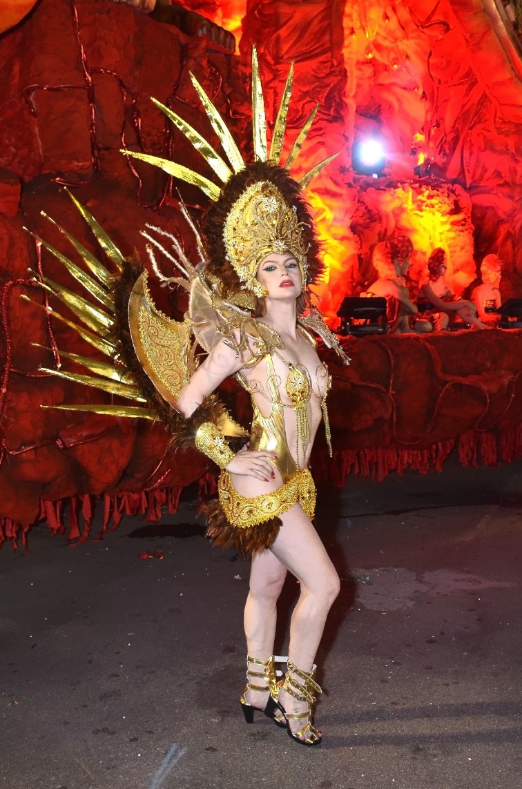 Reh Queen faz sua estreia no Carnaval pela Acadêmicos do Tucuruvi em São Paulo