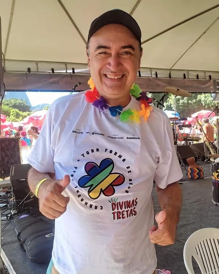 Ator Brasileiro Roy Aaron comemora aniversário em clima de carnaval nos blocos do Rio de Janeiro
