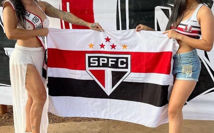 Musa do São Paulo comemora o título da Supercopa do Brasil sobre rival