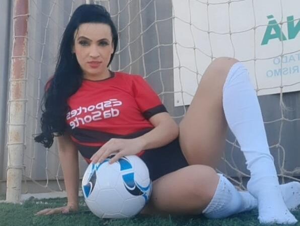 Musa do Athletico-PR publica ensaio sensual e agita Instagram