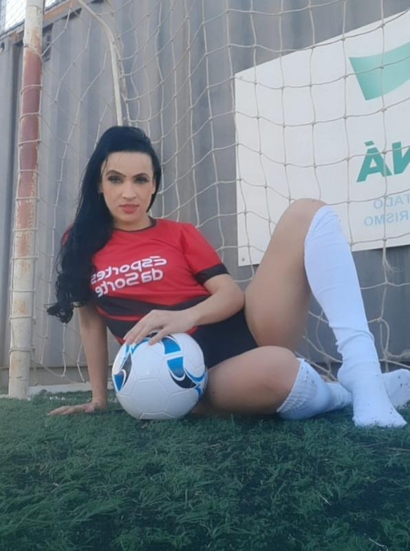 Musa do Athletico-PR publica ensaio sensual e agita Instagram