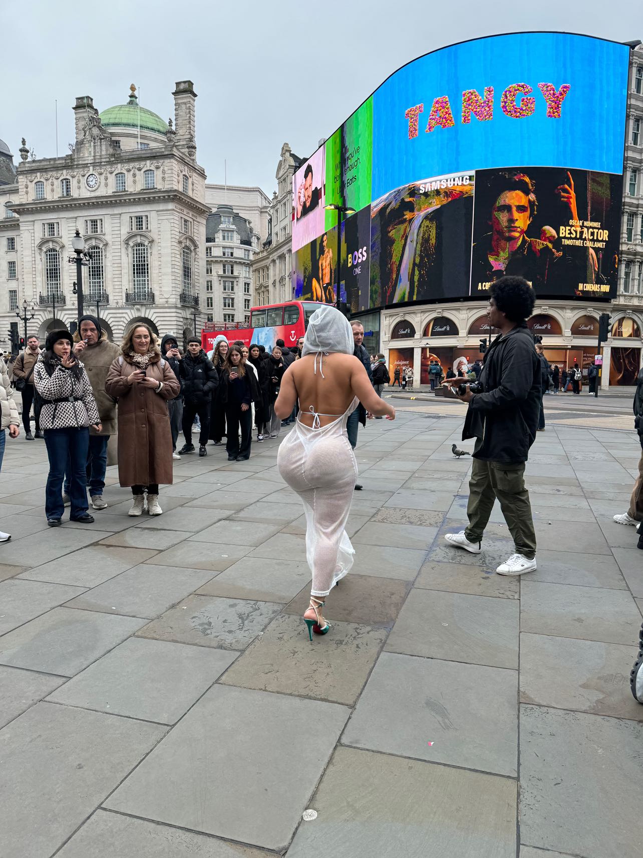 Usando roupa transparente, modelo Bella Sadim causa alvoroço nas ruas de Londres