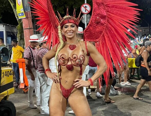 Musa fitness Fernanda Curi brilha como musa da Unidos da Barra da Tijuca