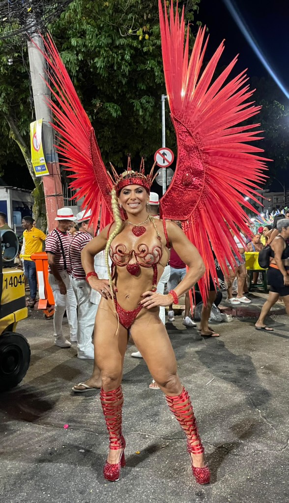 Musa fitness Fernanda Curi brilha como musa da Unidos da Barra da Tijuca