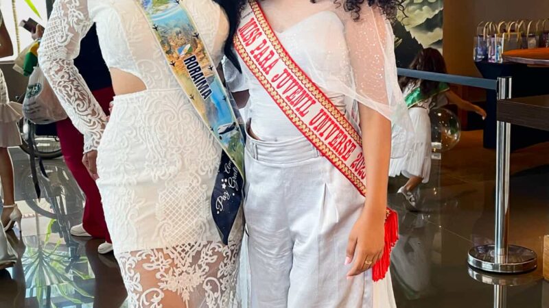 Ketlen Pinho posa ao lado de Hilary Bianca, Miss Pará Juvenil Universe 2023, no Miss Brasil Universe