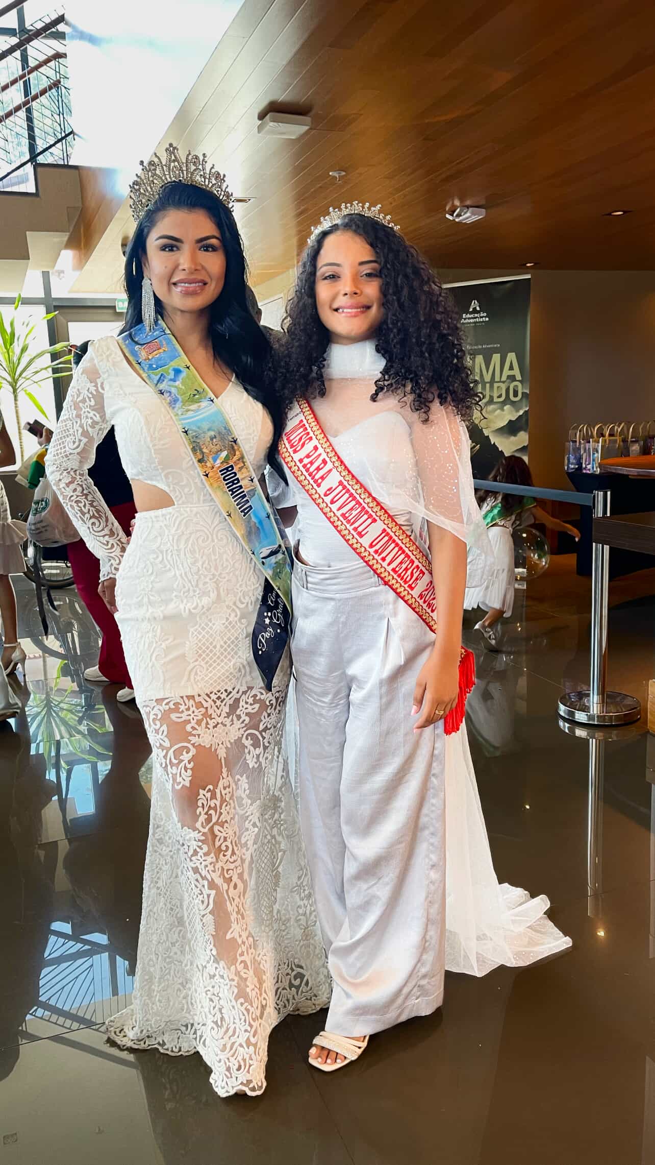 Ketlen Pinho posa ao lado de Hilary Bianca, Miss Pará Juvenil Universe 2023, no Miss Brasil Universe