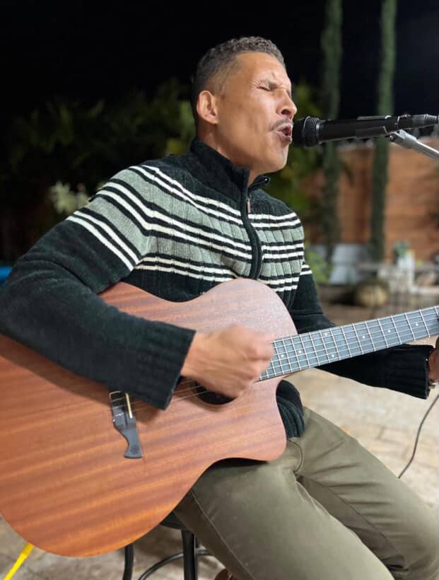 De Professor de Geografia a cantor, Diney de Souza é a nova sensação da música em Ribeirão Preto/SP