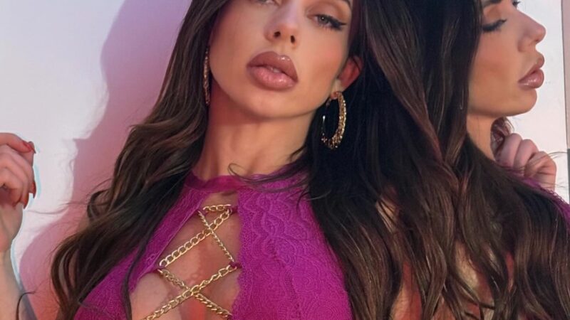 Modelo causa alvoroço ao trocar de roupa em plena Avenida Paulista