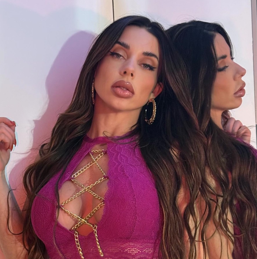 Modelo causa alvoroço ao trocar de roupa em plena Avenida Paulista