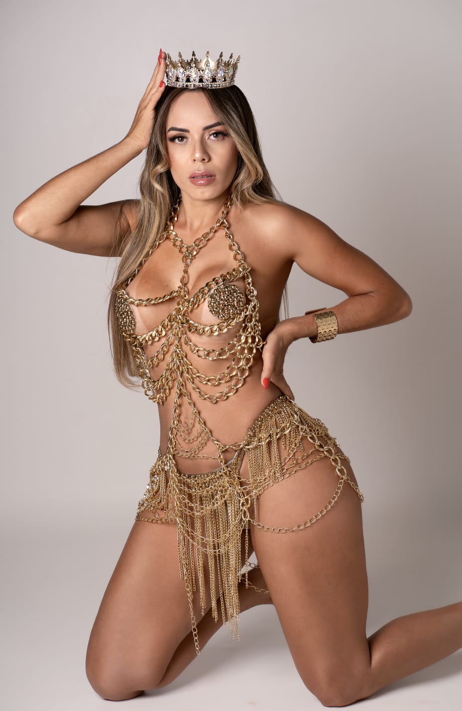 Brilho de Rainha: Naiara Rodrigues, Musa do Cruzeiro, impressiona em ensaio inspirado em Gracyanne Barbosa