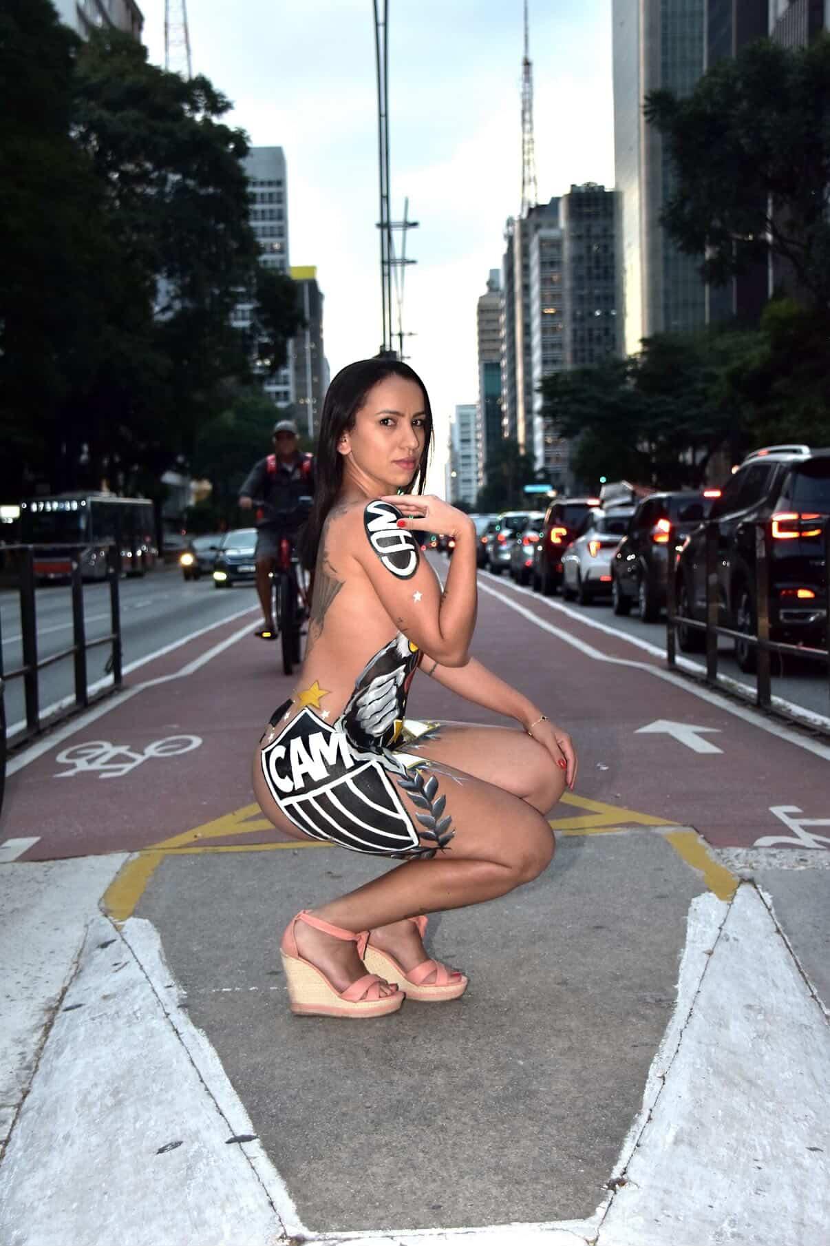 Sara Damaris, Musa do Atlético-MG, para a Avenida Paulista com pintura corporal de tirar o fôlego