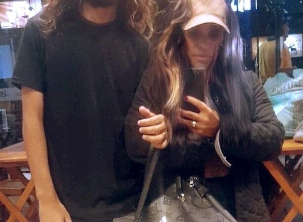 Atriz Carol Wandick é flagrada tirando fotos com a familia em shopping no Rio de Janeiro 