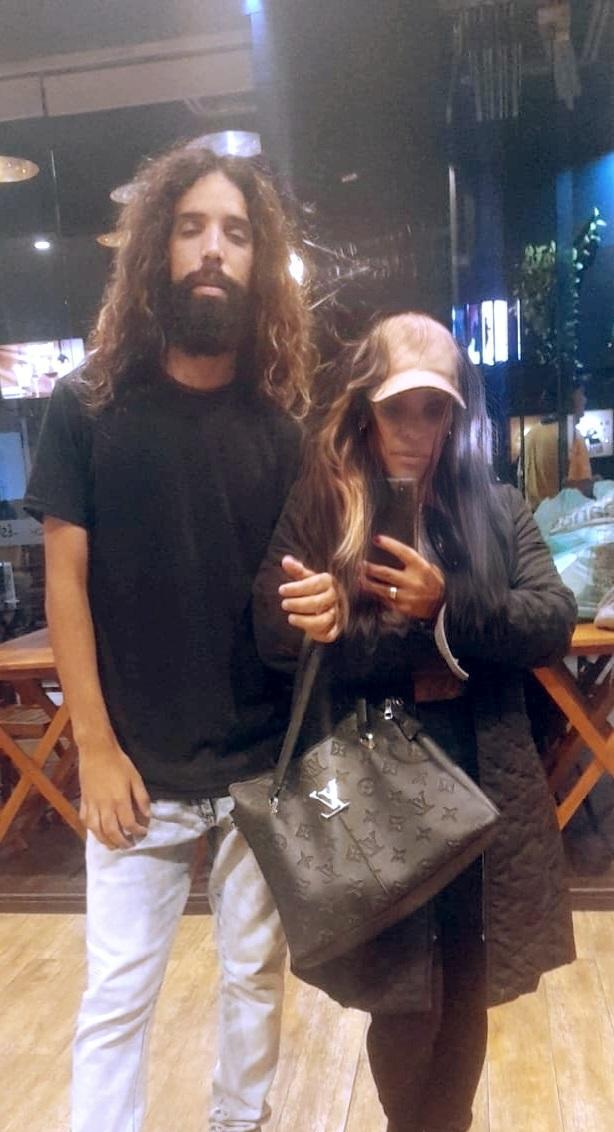 Atriz Carol Wandick é flagrada tirando fotos com a familia em shopping no Rio de Janeiro 
