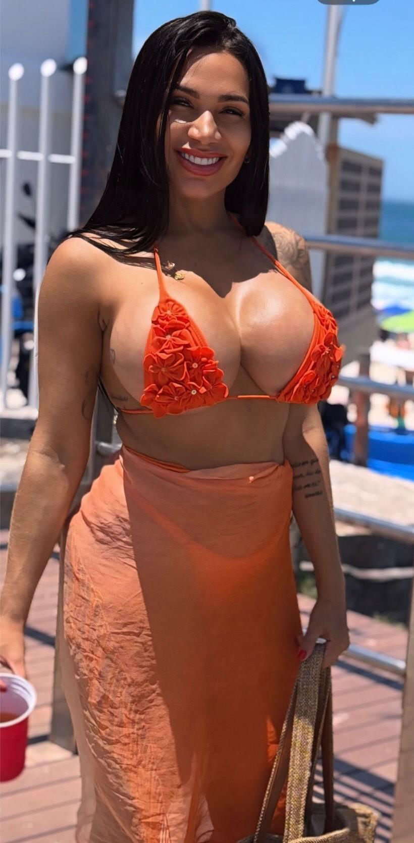 Influenciadora Eliane Gomes ostenta beleza, carisma e charme durante viagem ao Rio de Janeiro