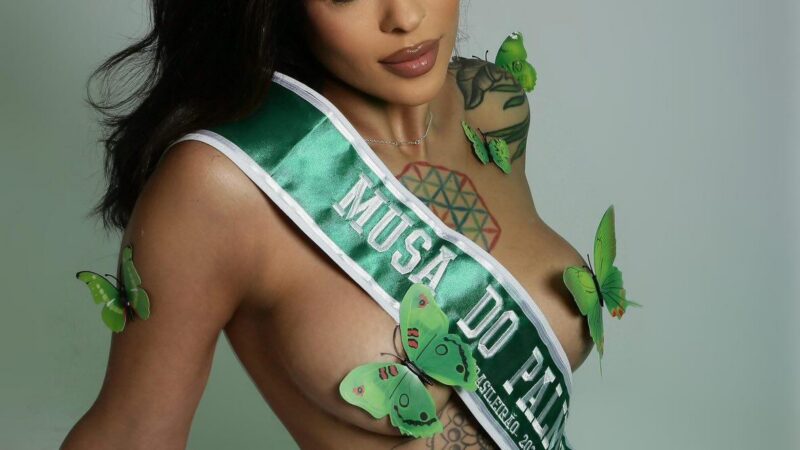 Veridiana Monteiro arrasa em ensaio de pintura corporal usando apenas a faixa de Musa do Palmeiras
