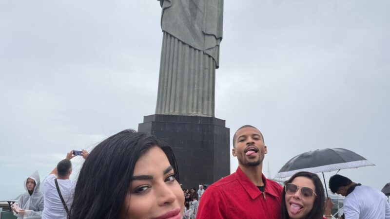 Criadoras de conteúdo adulto chamam a atenção no Cristo Redentor em visita ao Rio