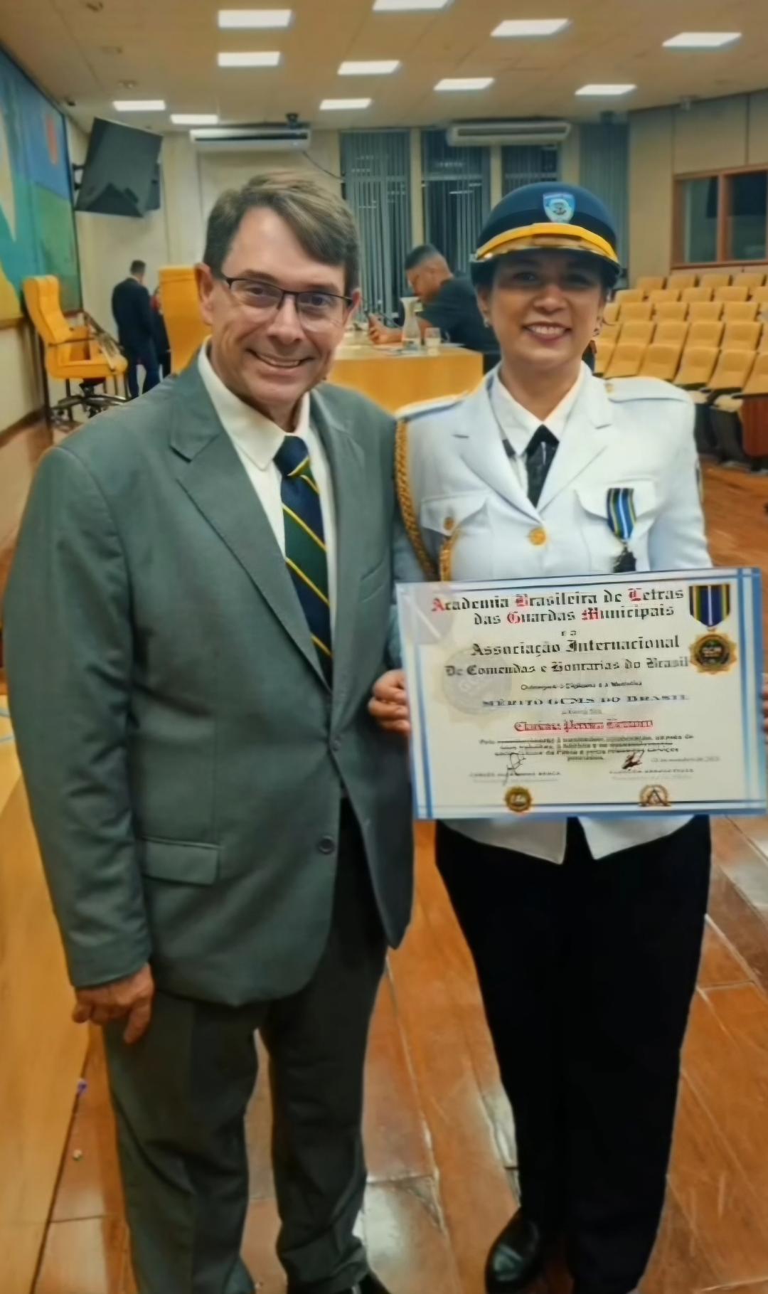 Guarda municipal de Araruama, Clariana Bezzoco é condecorada com a Medalha Mérito GCMs do Brasil