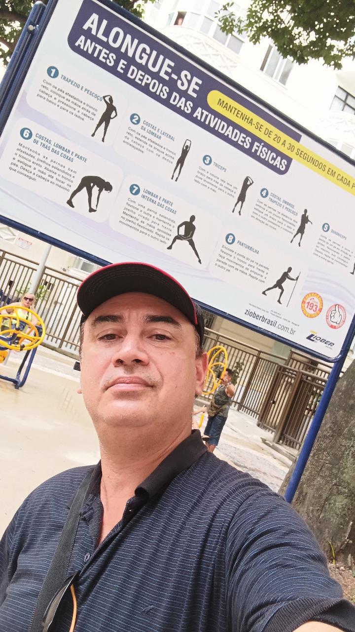 Ator Roy Aaron marca presença em evento ao lado do prefeito do Rio de Janeiro 